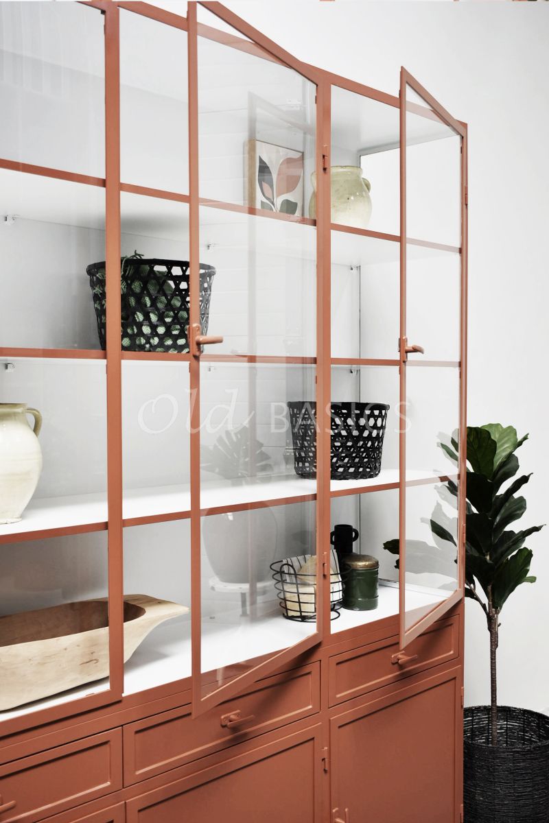 Detail van Apothekerskast Ferro, 3 deuren, RAL8004, rood, terra, bruin, oranje, materiaal staal